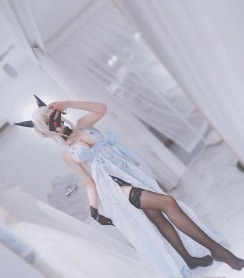 被男同事强奸_十万网红美女美酱